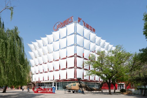 几何之舞，膜构飞翔：飞览天下剧场改造中的动态形象与沉浸式场景营造